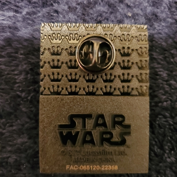 Loungefly Star Wars Return Of The Jedi 40th Anniversary International Poster Pin - Picture 2 of 2